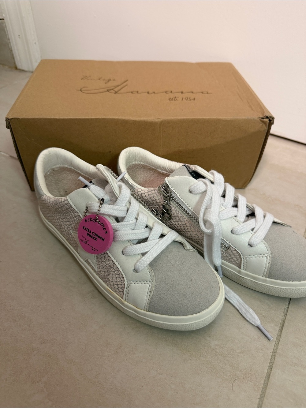 NWT Vintage Havana White & Light Gray Low-Top Sneakers